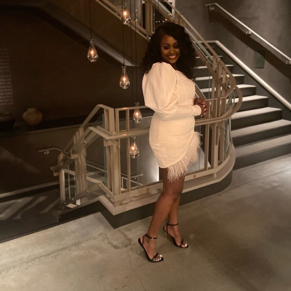 IVORY ASYMMETRIC VOLUME SLEEVE DRAPED FEATHER MINI DRESS size US 10 - Picture 4 of 4